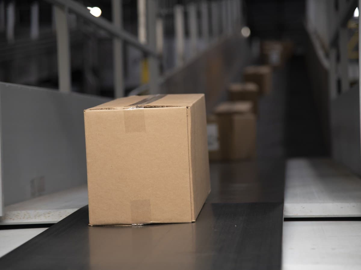 Alur Konveyor Sortir Logistik